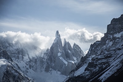 白昼积雪的山